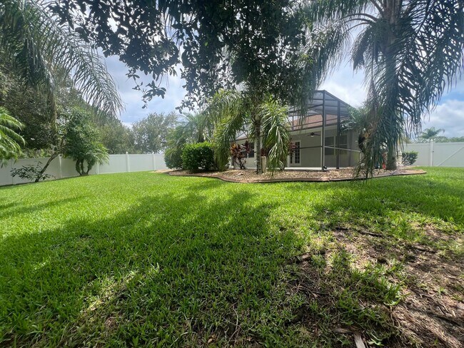 Building Photo - Beautiful 3 bedroom 2 bathroom pool home