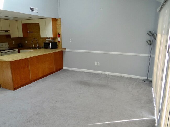 Building Photo - Spacious 2 bed/2 bath Deer Creek Villas-Su...