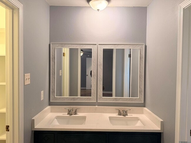 Building Photo - 2165 General Beauregard Ave