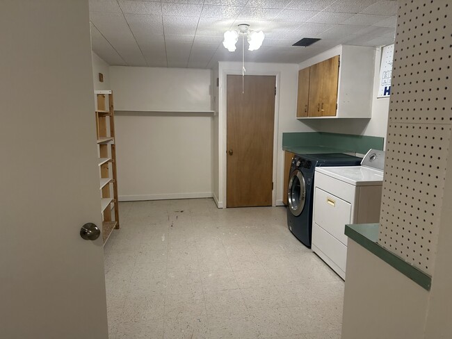 Building Photo - 1000 Canyon Rd