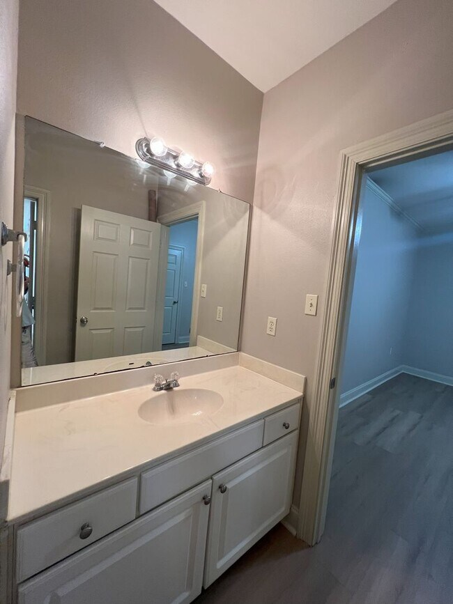 Building Photo - mjj7300