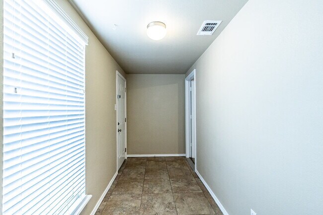 Building Photo - Beautiful House with Extra Room!
