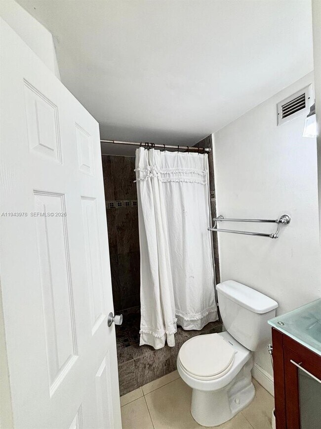 Building Photo - 801 Brickell Bay Dr