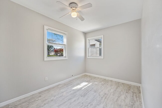 Building Photo - 916 5th Ave