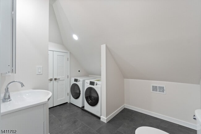 Building Photo - 826 George St