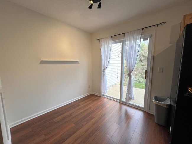 Building Photo - 2 Bedroom Townhome Near Lenox Village!