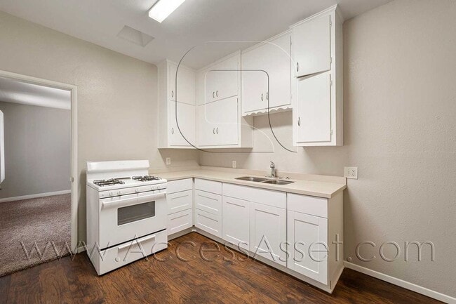Building Photo - 207 E Graham Ave