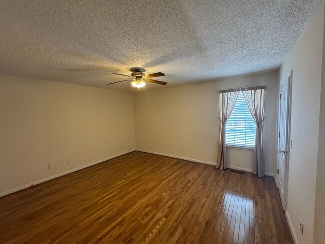 Building Photo - Charming Updated Townhouse in Bristol, VA