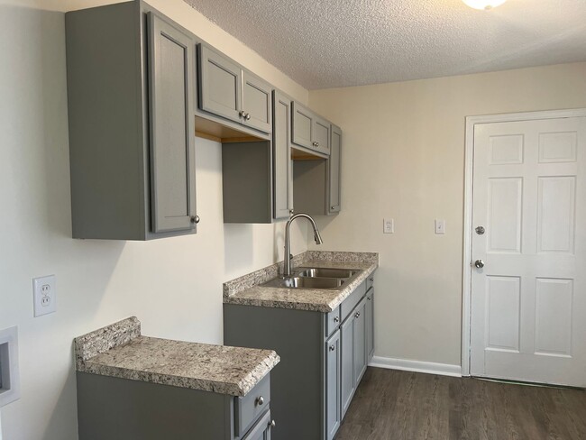 Building Photo - 3 Bedroom close to Uptown