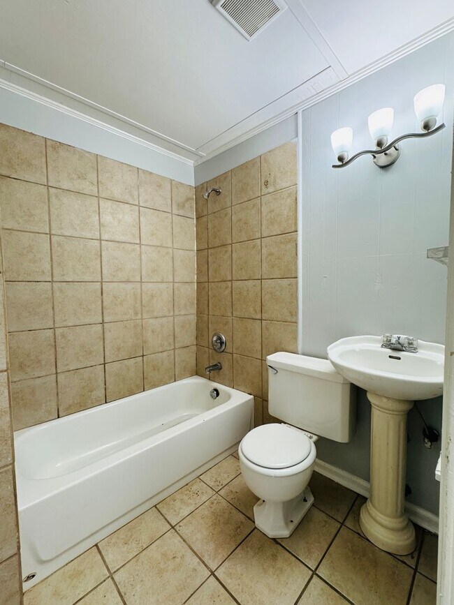Building Photo - Spacious 3 Bedroom / 2 Bath Home – Designe...