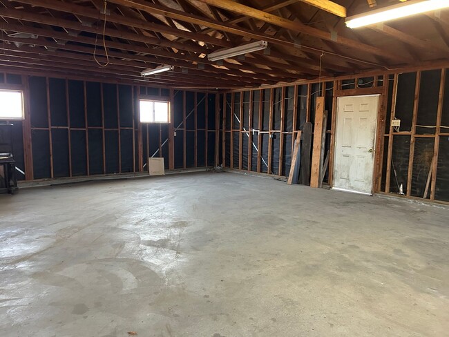 Building Photo - 3 bed 2 bath with 4 car garage on corner lot!