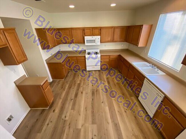 Building Photo - Home in VICTORVILLE! 4bd/2.5ba