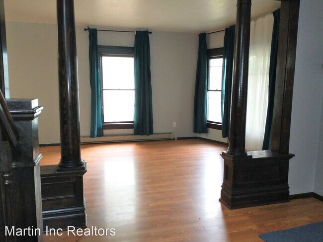 Building Photo - 3 br, 2 bath House - 212 Wellington St