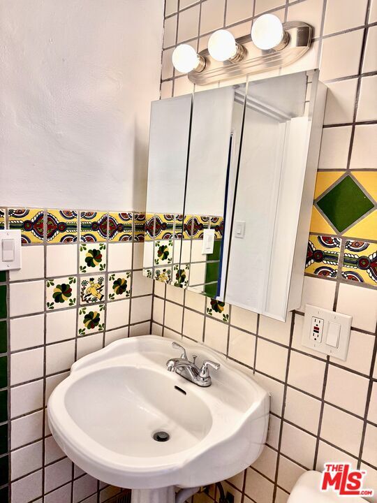 Building Photo - 2166 Beachwood Terrace