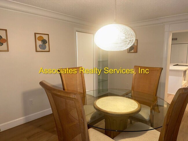 Building Photo - 3 Bed/2 Bath Spacious Home in Mason Manor! Screened Porch and Fenced Backyard!!!