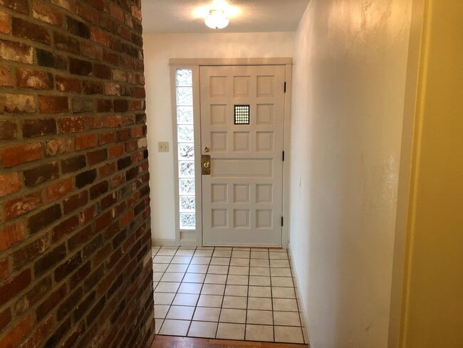 Building Photo - Updated 3 bedroom 3 bath house in Eugene!