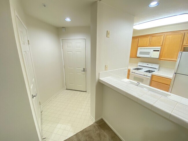 Building Photo - Advent - Low Deposit W/ Laundry & Parking