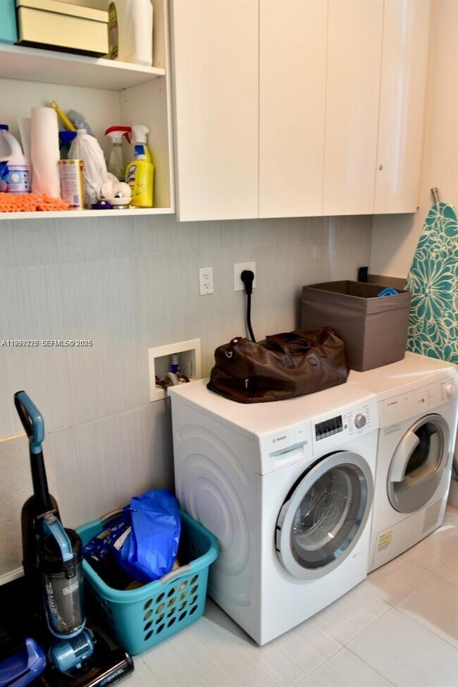 Building Photo - 17475 Collins Ave