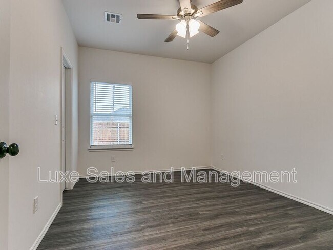 Building Photo - 10908 Oak Holw Ln