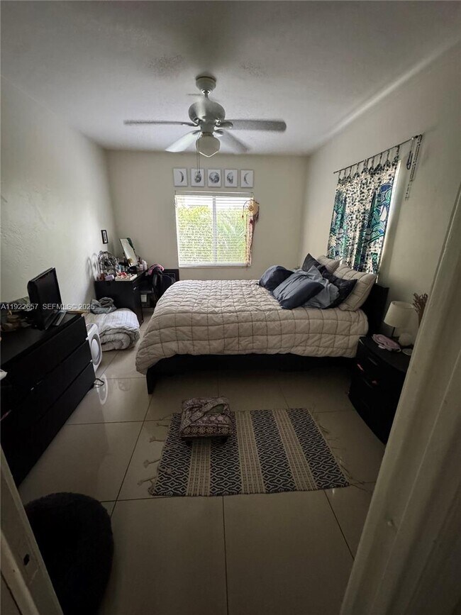 Building Photo - 729 NE 16th Ave