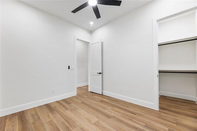 Building Photo - 582 Hope St SW