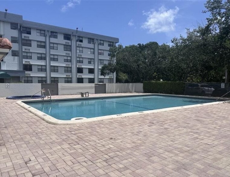 Building Photo - 2501 Riverside Dr
