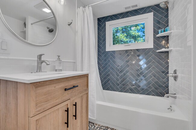 Building Photo - 1205 7th Ave