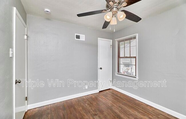 Building Photo - 9823 Meadowview Dr
