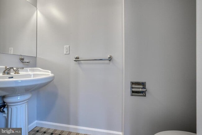 Building Photo - 427 Greenwood Rd