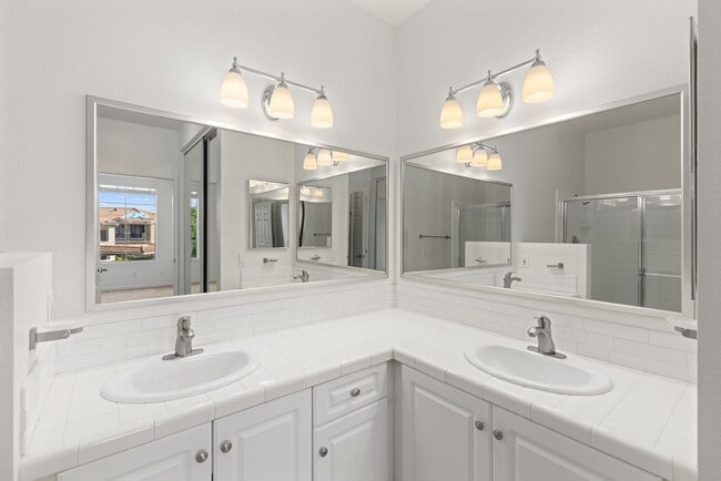Building Photo - ? Spacious 2 Bedroom / 2 Bath Condo in Sab...