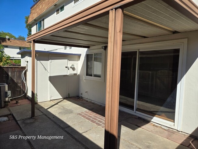 Building Photo - 8879 Salmon Falls Dr