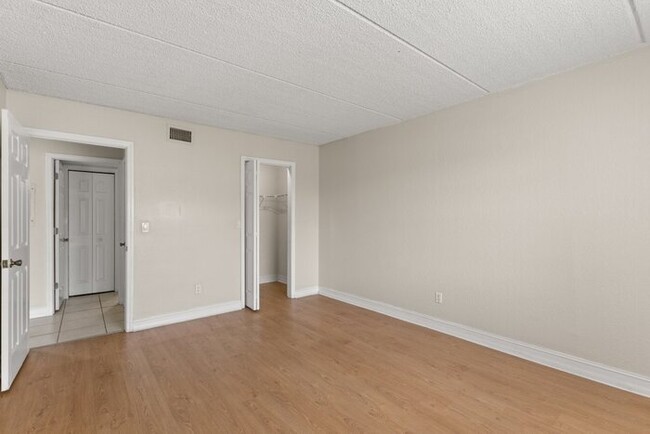 Building Photo - Condo For Rent in Somerset Park!