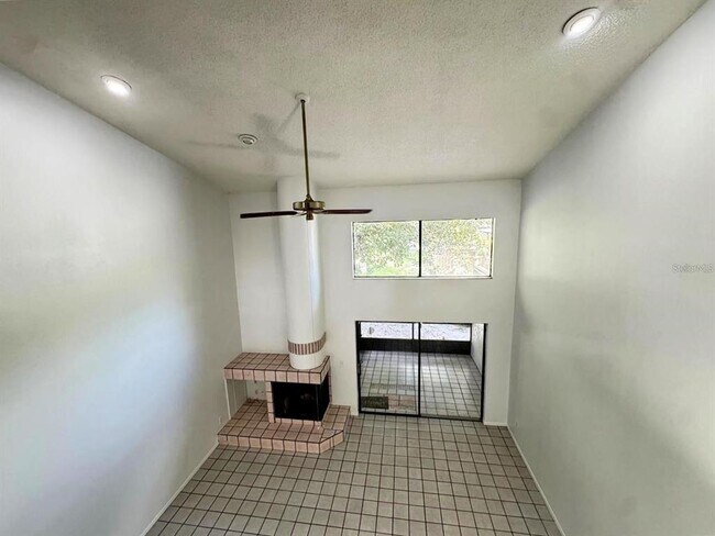 Building Photo - 497 Club Dr