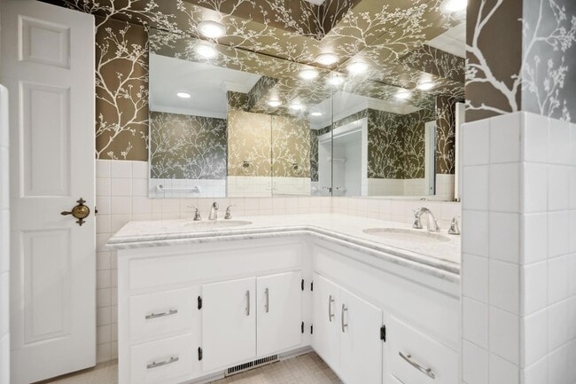 Building Photo - 5721 Londonderry Rd