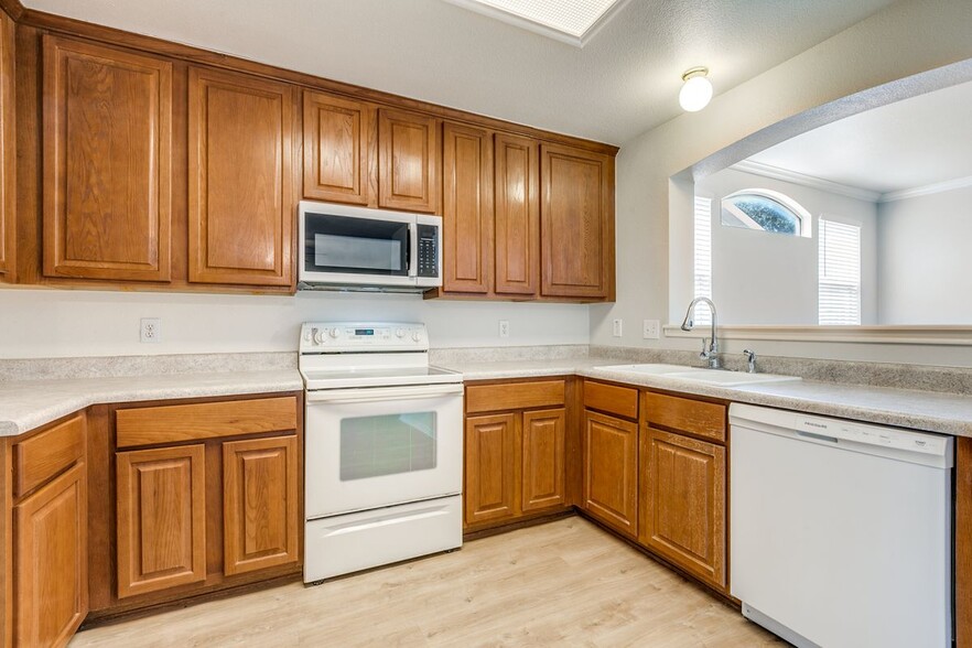 Building Photo - 2214 Sun Chase Blvd