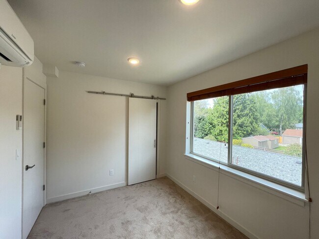 Building Photo - Great Townhome For Rent