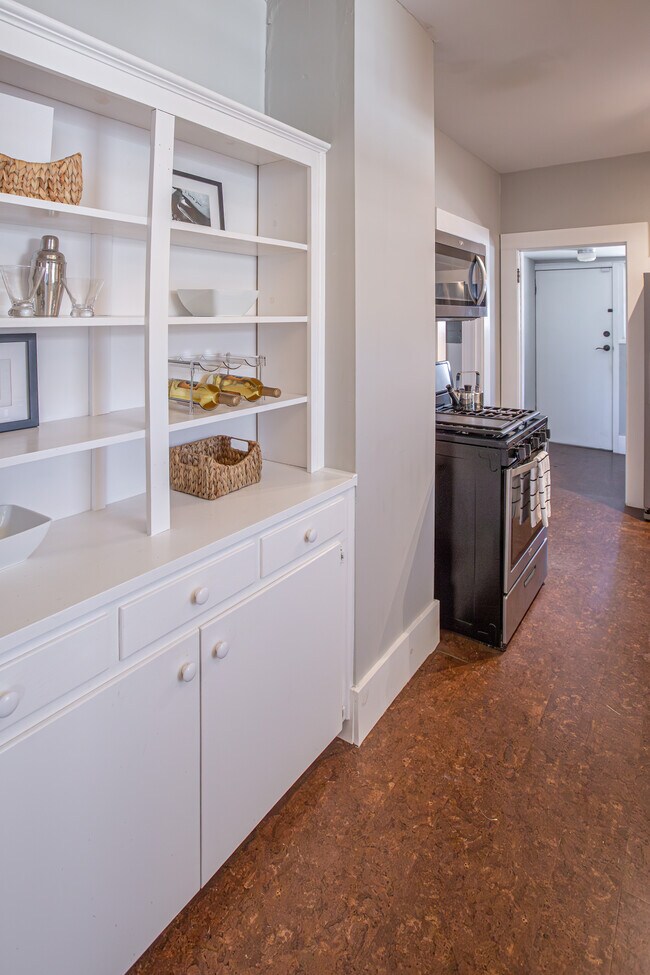 Building Photo - 1124 S Newport Ave