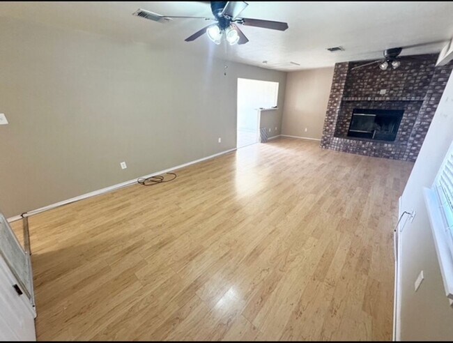 Building Photo - 2 Bed 2 Bath Ready To Move In ASAP!