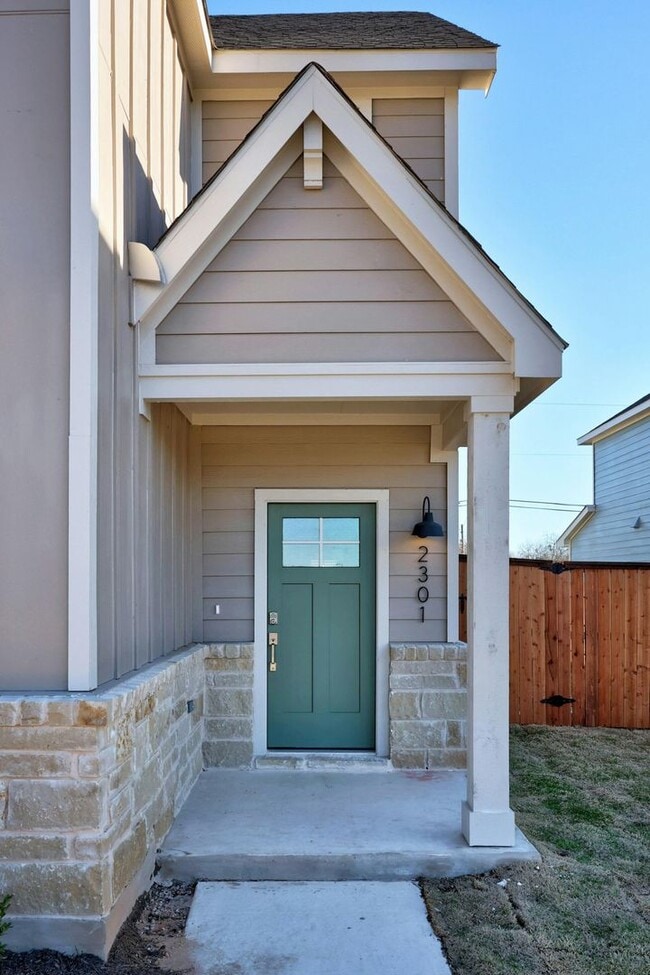Building Photo - Modern Comfort in Avery Centre – Ready for You!