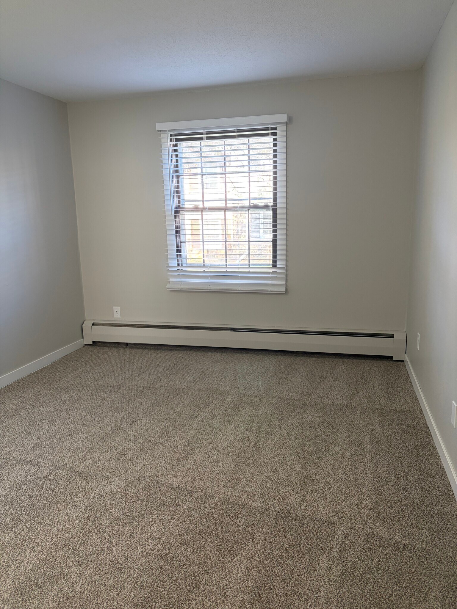 Building Photo - 1025 Smetana Rd