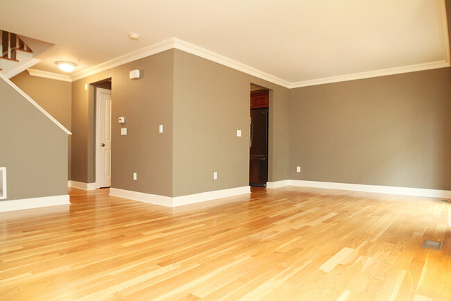 Building Photo - 109 Forest St