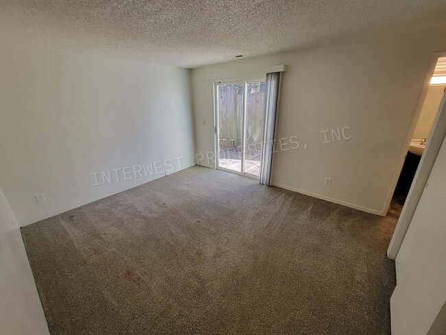 Building Photo - *1/2 OFF 1ST MONTH'S RENT PROMO* 3 BR Townhome- Wonderful Privacy Deck in Beaverton with 1 Car Ga...
