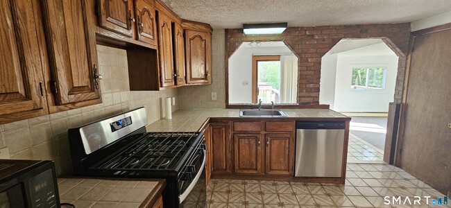 Building Photo - 83 Forest St