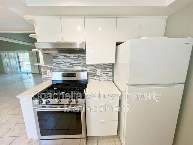 Building Photo - 2160 S Palm Canyon Dr