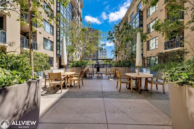 Building Photo - Location, Luxury, and Lifestyle – Top Floo...