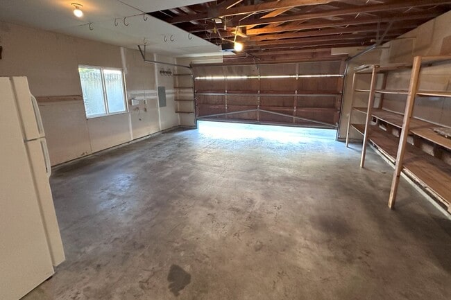 Building Photo - Nice 3 bd Rambler Availalbe for move in Oc...