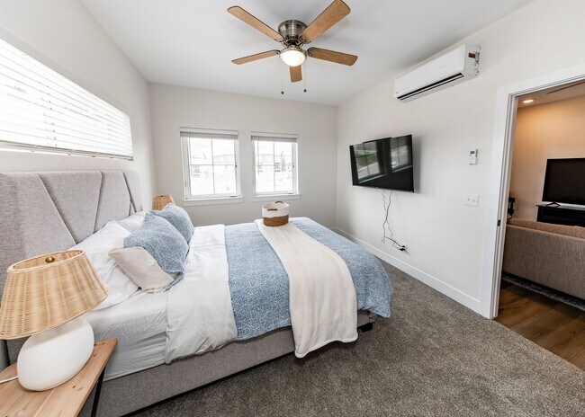Building Photo - 1 bed, 1 bath Top Floor near Garden of the Gods