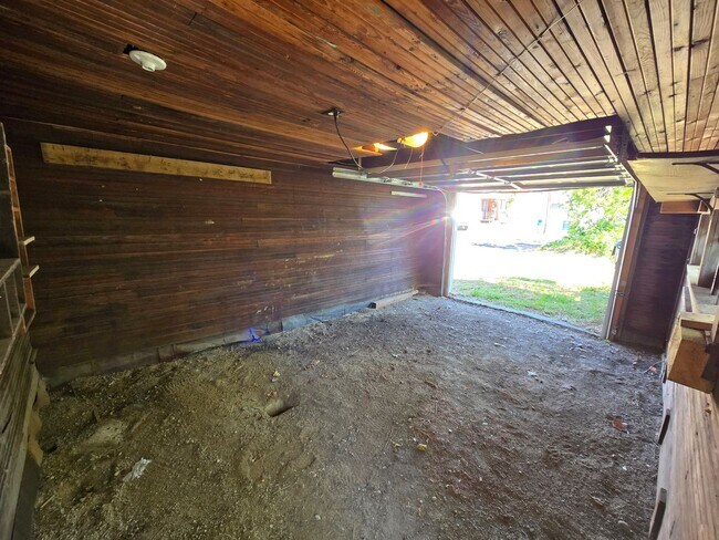 Building Photo - Garland District Home!