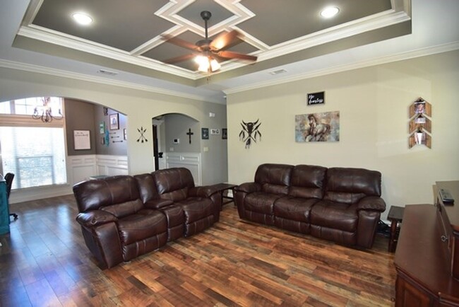 Building Photo - Stylish 3BD/2BA Home with Spacious Yard ne...