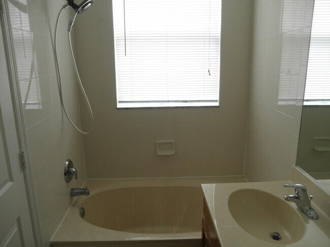Building Photo - 994 Pipers Cay Dr